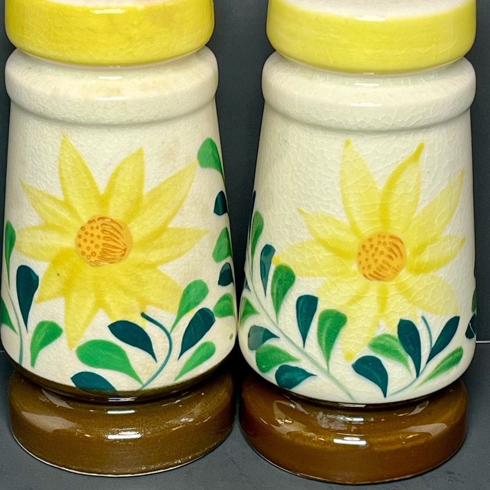 VTG Nasco hand painted salt and pepper shakers with yellow daisy print 6" tall